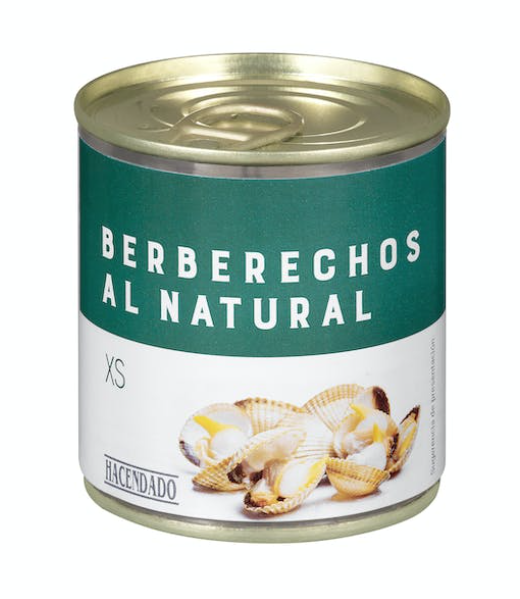 Ensalada de lechugas variadas y pepinillos con berberechos en conserva.